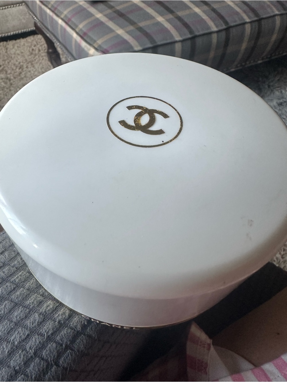 Vintage CHANEL Bath Powder Puff with Satin Pocket Insert - Picture 2 of 6